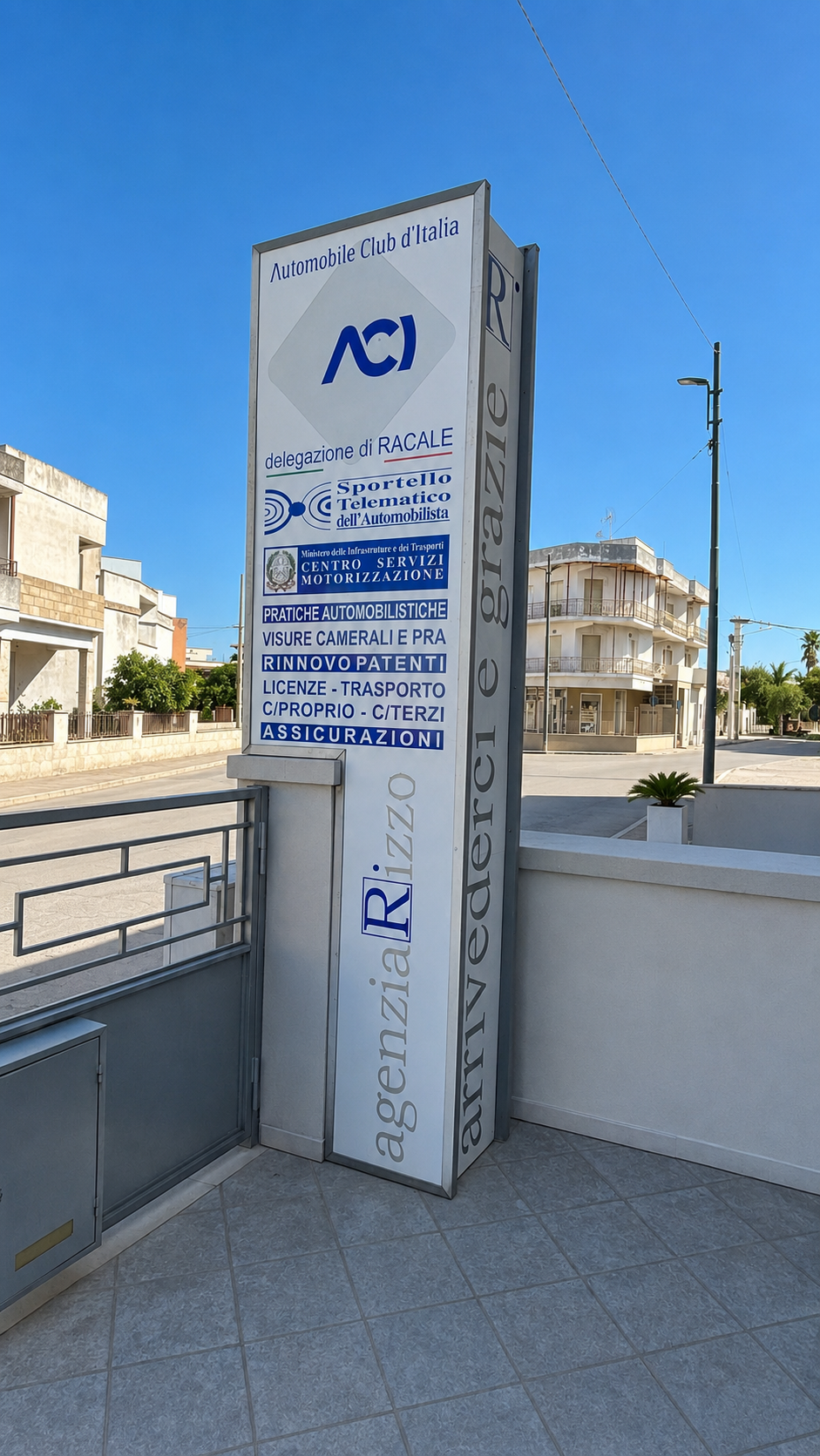 Totem insegna ACI Delegazione di Racale davanti alla sede di Agenzia Rizzo